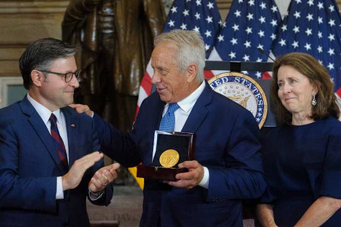 Fietser Greg Lemond ontvangt congres gouden medaille bij Capitol Ceremony