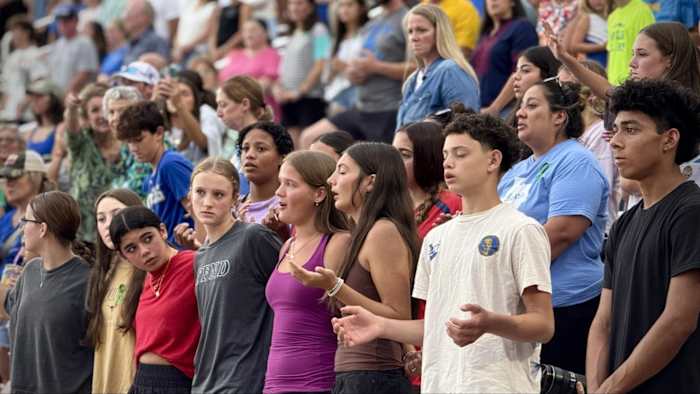 Foto's: Honderden verzamelen zich in Kerrville om slachtoffers van Hill Country Flood te eren