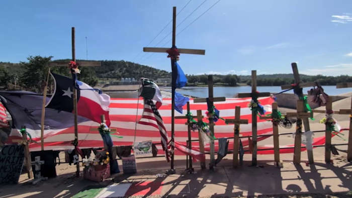 Gemeenschappen verenigen zich ter herdenking van slachtoffers van Hill Country overstromingen door kunstinstallaties