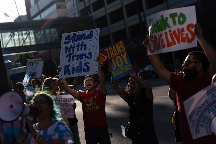 Het grootste genderbevestigende zorgcentrum voor transkinderen in de VS is sluiten, wat protesten aanspreekt