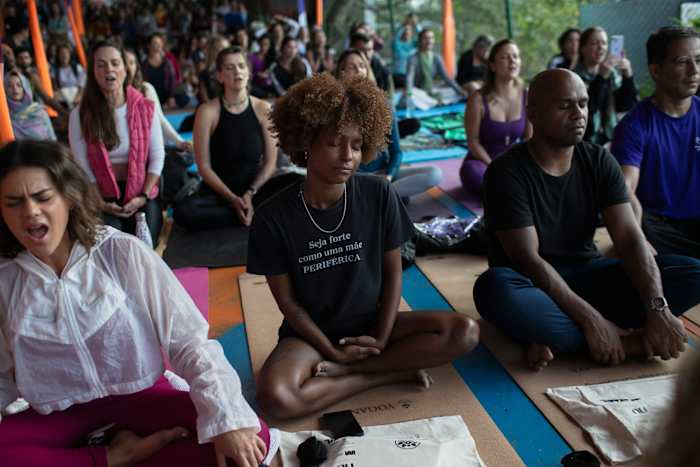 Hindu Music Singer inaugureert het project om yoga te verspreiden in de favela's van Brazilië