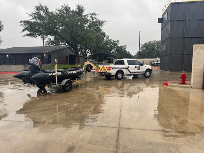 Hoe BEXAR COUNTY-AURESE WET HET HET HET HULP HET RESSCUEE-functionarissen helpen Hill Country-overstromingsslachtoffers