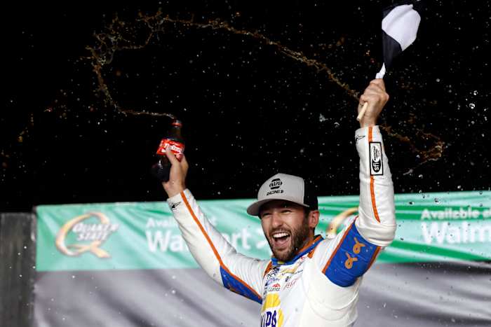 Home-staat Favoriete Chase Elliott passeert Brad Keselowski in de laatste ronde om NASCAR Atlanta Race te winnen