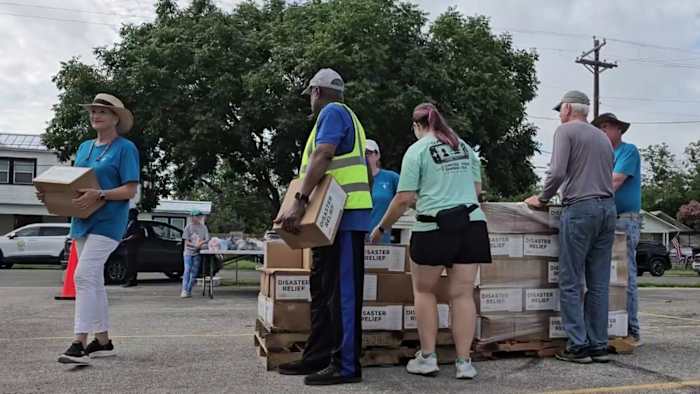 Honderden verzamelen zich in de Kerrville Church voor het groeien van overstromingsverlichting.