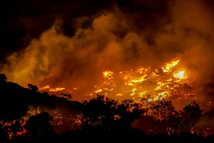 Hotels en huizen geëvacueerd op het Griekse eiland Kreta terwijl natuurbrand uit de hand ligt