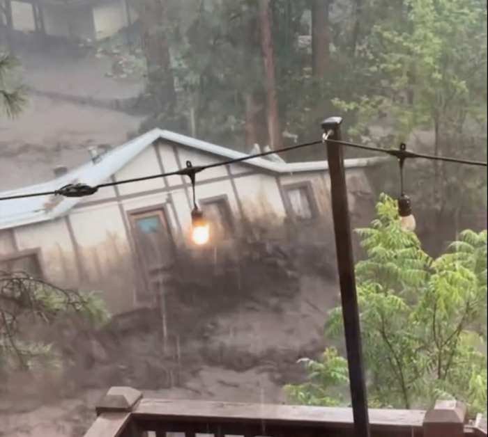 Huis weggevaagd terwijl Flash Flooding Mountain Village in New Mexico raakt