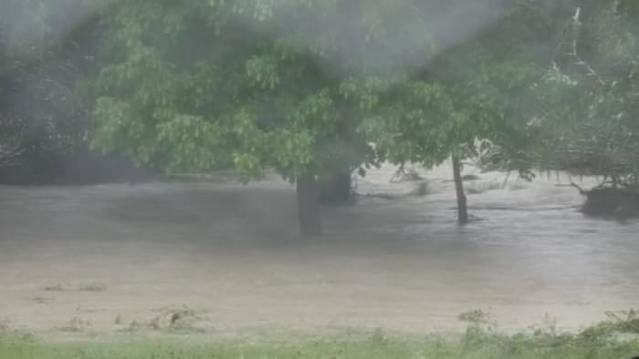 Hulpdiensten die de zoektocht naar slachtoffers van overstromingen in het centrum van Texas opschorten te midden van nieuwe overstromingswaarschuwingen