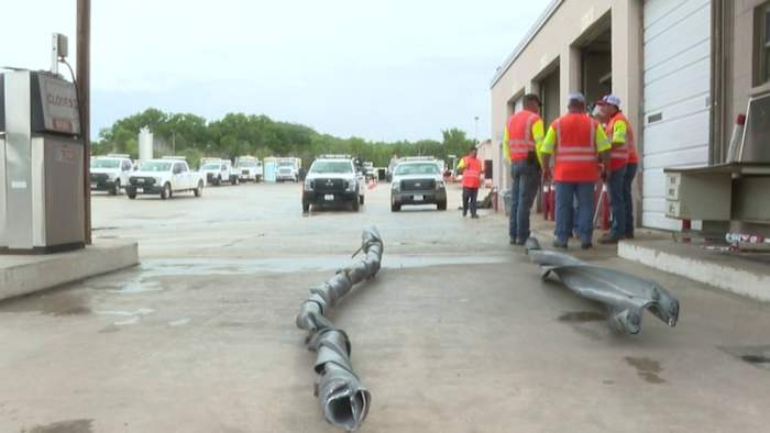 'Ik heb dat niet eerder zien gebeuren': TxDot herstelt verminkte, gedraaide vangrail gevonden na verwoestende overstromingen van Hill Country