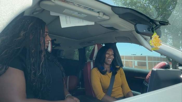 'Ik weiger uit elkaar te vallen': ervaren moeder van twee wendingen aan plasmadonaties om te overleven na federale banenverlies