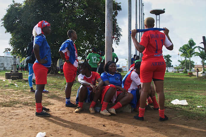 In Liberia's versie van honkbal zijn er geen vleermuizen en geen mannen