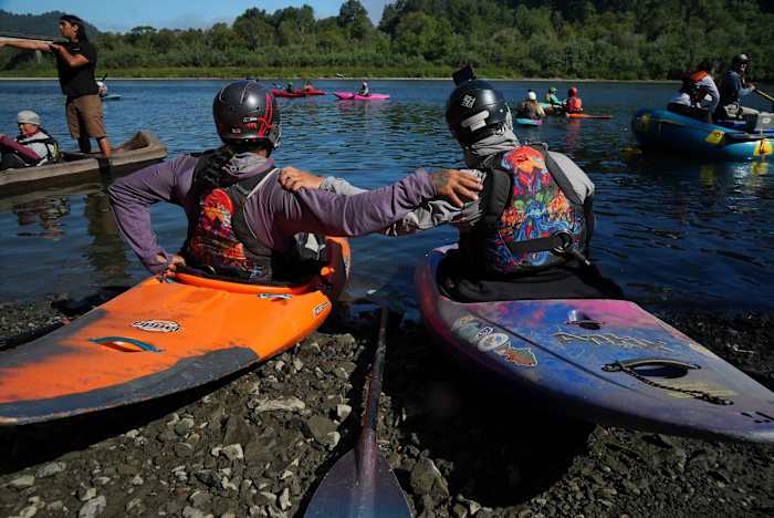 Indiaanse tieners kajak majoor US River om het verwijderen van dammen en terugkeer van zalm te vieren