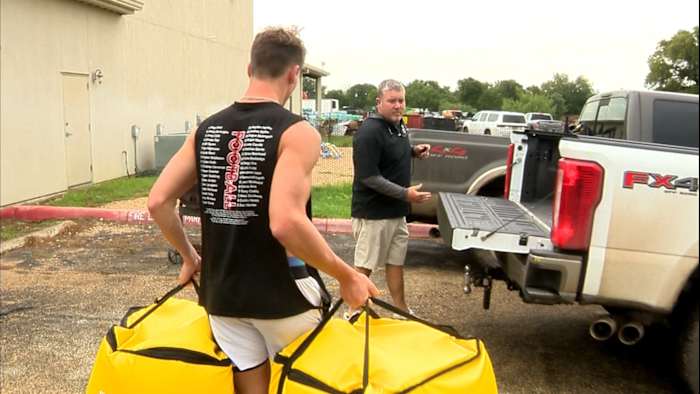 Ingram-coaches, atleten veranderen van teamwerk in een levenslijn voor overstromingsgraven Texas Hill Country