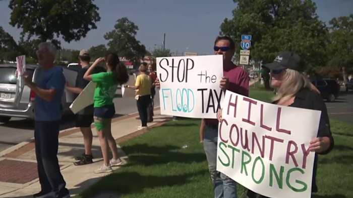 Inwoners van Kerr County protesteren voor het gerechtsgebouw van de provincie vanwege de voorgestelde verhoging van de belastingtarief