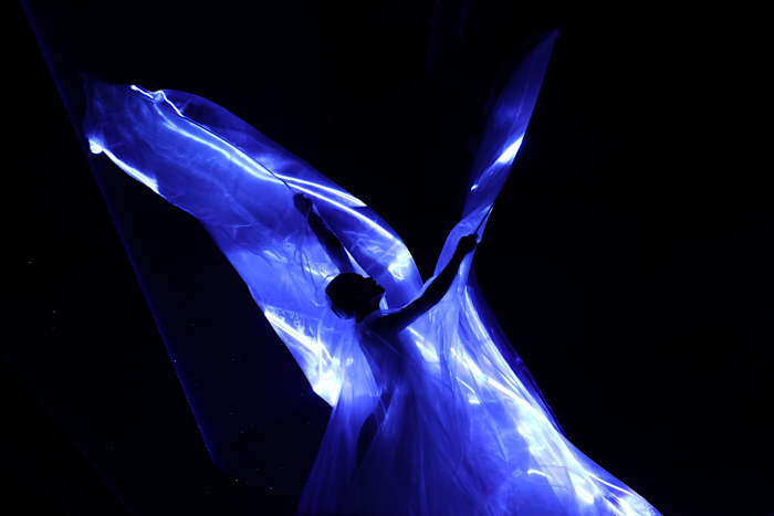 Iris van Herpen onthult 'levende' couture -jurk van bioluminescente algen in Parijs