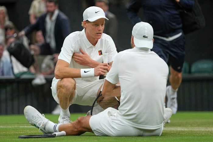 Jannik Sinner bereikt de kwartfinale van Wimbledon ondanks een slechte elleboog wanneer een gewonde Dimitrov stopt
