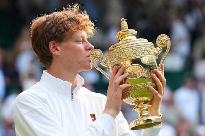 Jannik Sinner verslaat 2-keer titelverdediger Carlos Alcaraz om zijn eerste Wimbledon-titel te winnen