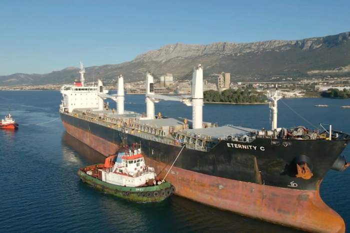 Jemen's Houthi -rebellen vallen een schip aan in de Rode Zee nadat ze hebben beweerd dat ze er nog een hebben gezonken