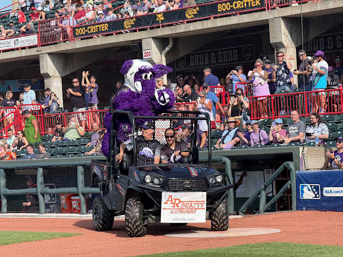 John Oliver's Erie Moon Mammoths debuut voor een platenpubliek