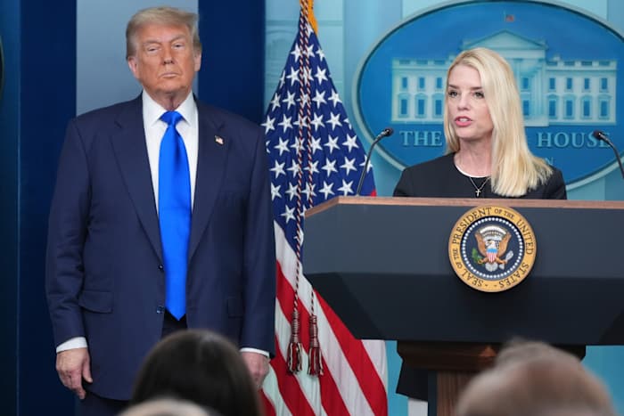 Justice Dept. vuurt meer officieren van justitie af, ondersteunen personeel die betrokken zijn bij Trump -vervolgingen, zeggen AP -bronnen