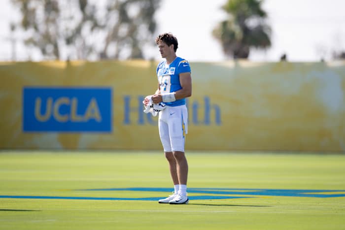 Justin Herbert verrast teamgenoten met rood getinte contactlenzen bij Chargers Camp