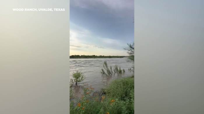 KSAT -kijker deelt video van Nueces River in een kleine overstromingsfase in Uvalde County