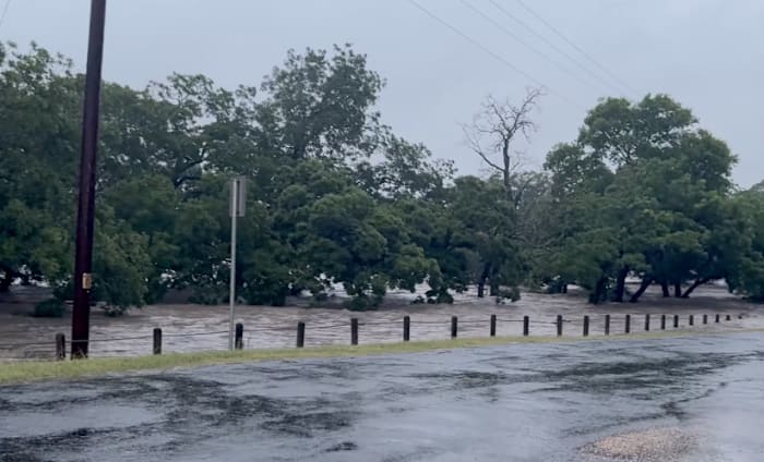 KSAT -kijkers delen foto's, video's van catastrofale overstromingen in Texas Hill Country