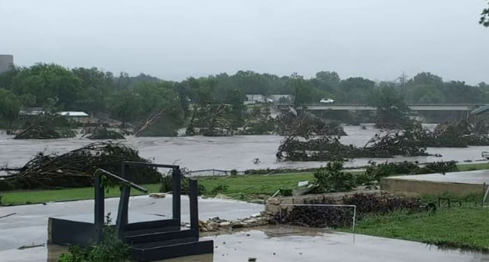 Kerr County ambtenaren om update te geven over de overstromingen van de Guadalupe -rivier die minstens 25 mensen heeft gedood