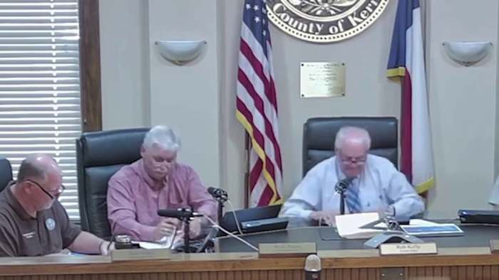 Kerr County bespreekt overstromingsherstel, toename van misdaad en economische uitdagingen in de vergadering van commissarissen