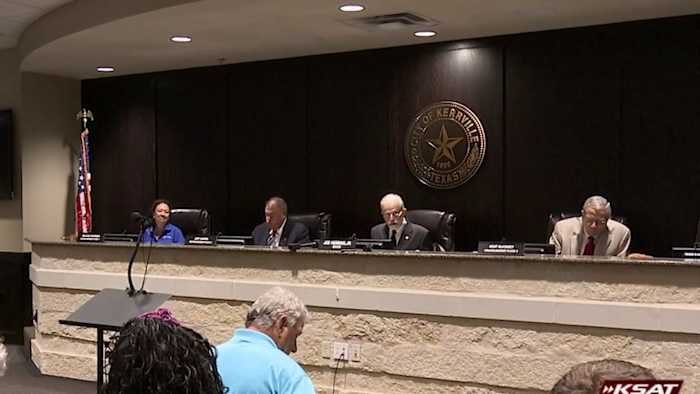 Kerrville -functionarissen schetsen herstelplannen na dodelijke overstromingen op 4 juli, gericht op infrastructuur en puinverwijdering