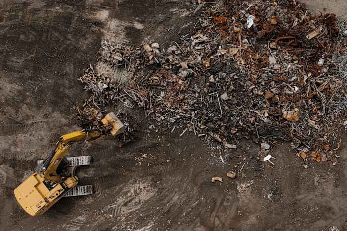 La vuurt verkoolde huizen in stapels metaal en beton. Door ze te recyclen, krijgen ze nieuw leven
