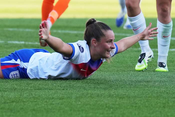 Lauren James schijnt terwijl Engeland Nederland 4-0 inslaat om de verdediging van de Euro-titel nieuw leven in te blazen