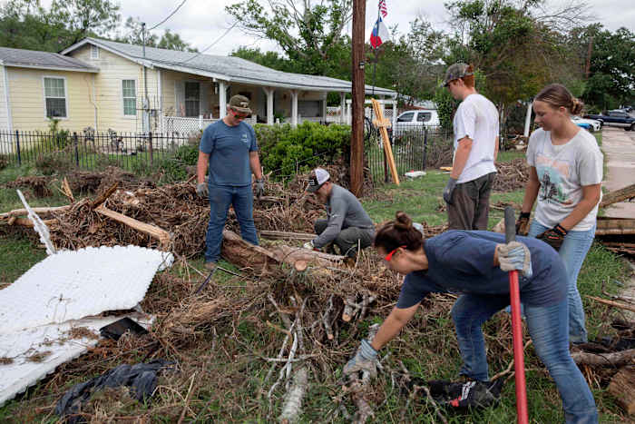 Legers van Texas Vrijwilligers graven uit, ruimen op na fatale overstromingen