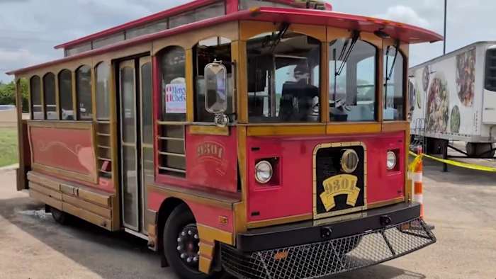 Man gebruikt persoonlijke trolley om warme maaltijden te leveren aan first responders, vrijwilligers in Hill Country Devastation