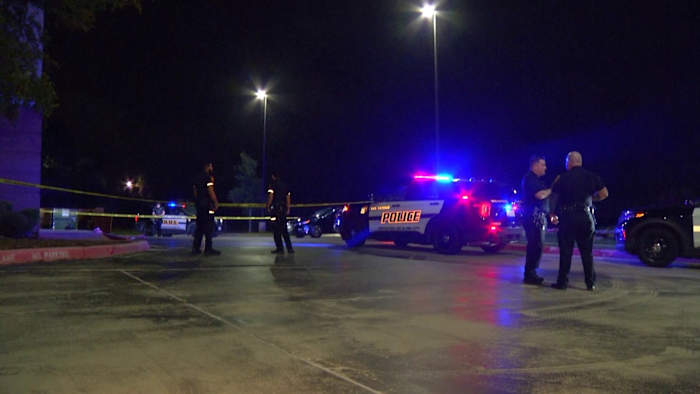 Man in het ziekenhuis, vermeende verdachte vlucht na het neersteken in het Far North Side Hotel, zegt SAPD