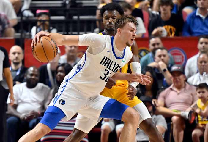 Mavericks Rookie Cooper flagg alle zaken terwijl hij zijn professionele debuut maakt bij NBA Summer League