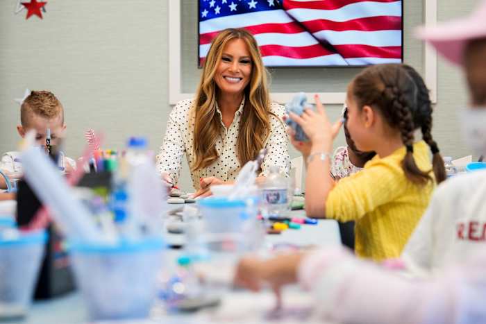 Melania Trump ontmoet patiënten, bezoekt tuin in het Washington Children's Hospital