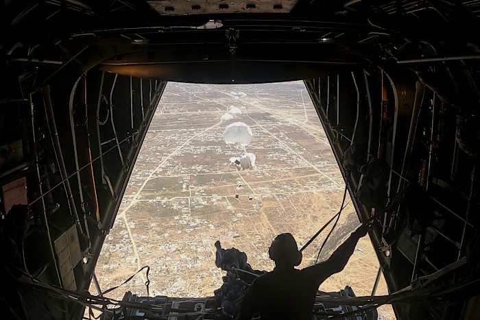 Minstens 46 Palestijnen gedood door Israëlisch vuur, zeggen Gaza -ziekenhuizen, terwijl de oorlog doorgaat