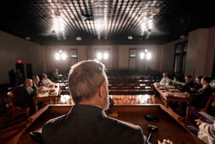 Moe van het neerleggen van Tennessee Town corrigeert het record met spel over de scopes-proef die het organiseerde