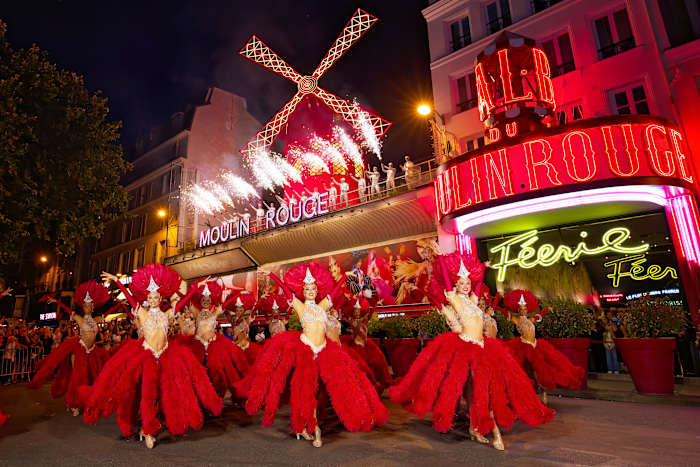 Moulin Rouge's Red Windmill -zeilen herstelden en draaien weer om