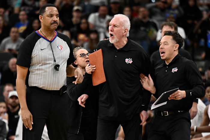 NBA past het loopbaanrecord van Gregg Popovich aan en crediteert Mitch Johnson met 77 Spurs-games uit '24-25