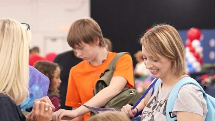 Non -profit biedt schoolbenodigdheden aan 400 militaire kinderen van San Antonio voorafgaand aan het nieuwe schooljaar