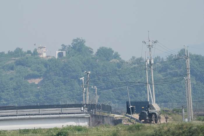 Noord -Korea kruist de zwaar versterkte grens naar Zuid -Korea