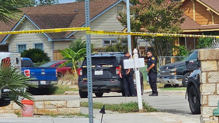 Officier vuurt wapens tijdens het achtervolgen aan de zuidkant; Verdachte in hechtenis, zegt de politie van San Antonio