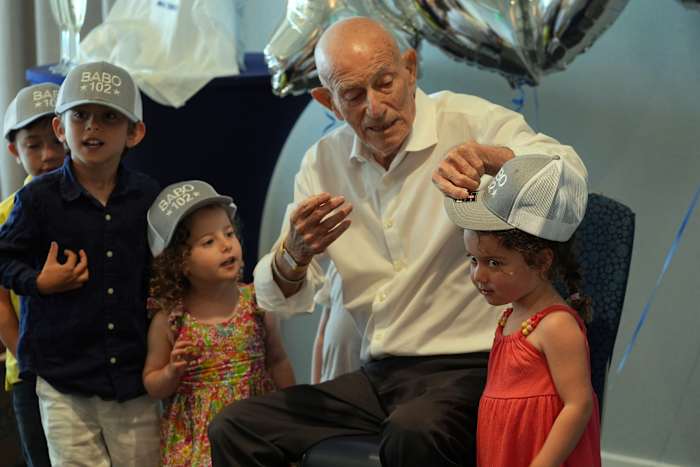 Op 102 kijkt D-Day-veteraan uit naar een lang uitgestelde bar mitswa