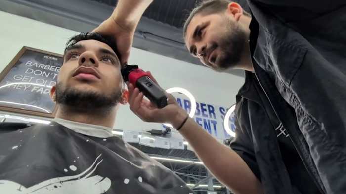 Op geloof gebaseerde kapper geeft gratis kapsels aan mensen in nood net op tijd voor back-to-schoolseizoen