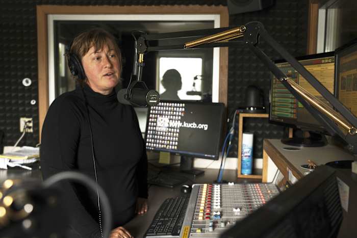 Op zoek naar centen: met de verlaging van de federale financiering die publieke omroepen willen omgaan