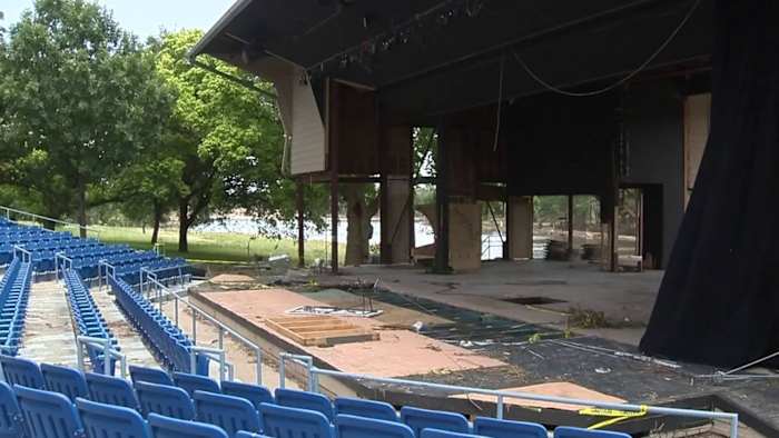 Overstroomd Ingram Community Theatre wordt geconfronteerd met minimaal $ 1,2 miljoen aan schade, vrijwilligers werken om opnieuw op te bouwen