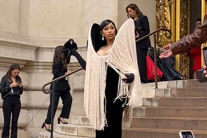 Paris Couture Week opent met Cardi B die een live kraai houdt bij het spektakel van Schiaparelli