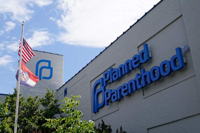 Planned Parenthood wint gedeeltelijke overwinning in juridische strijd met Trump -administratie op het financieren van bezuinigingen