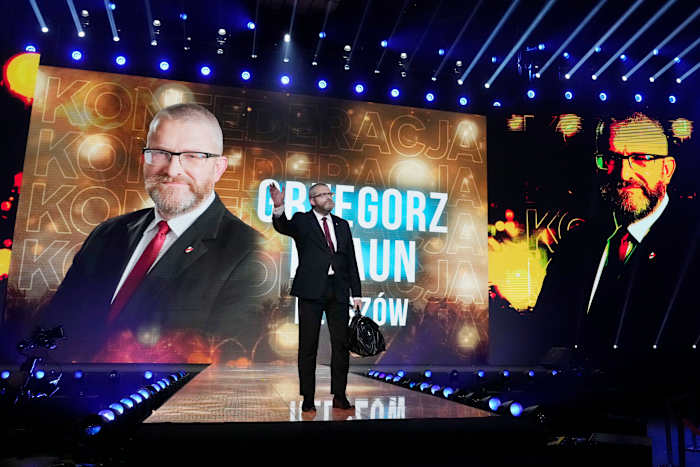 Poolse officieren van justitie onderzoeken extreemrechtse wetgever voor opmerkingen over Auschwitz